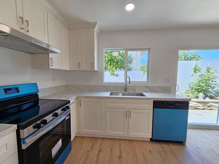 1038 Adel Ave — Photo 7
