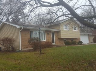 407 N Shepherd Hill Ln, McHenry, IL 60050