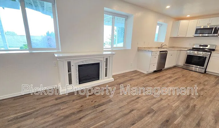 307 E 30th St — Photo 10