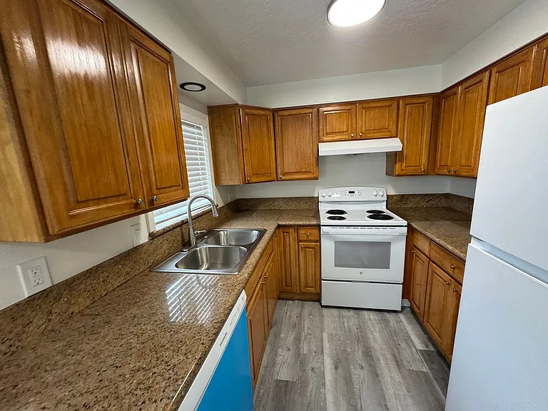 385 NW 6th St — Photo 13