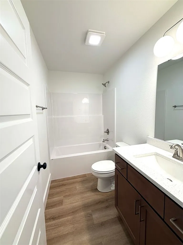 4 bed, 2.0 bath, 1729 sqft, $2,450 — Photo 3
