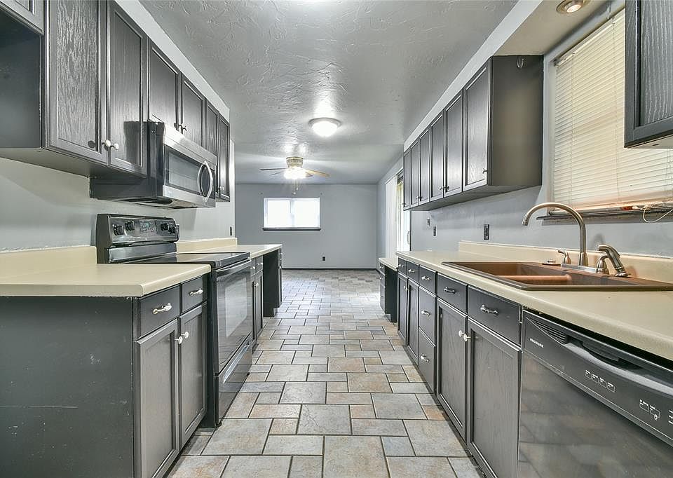 1st image of 3900 Overland Dr