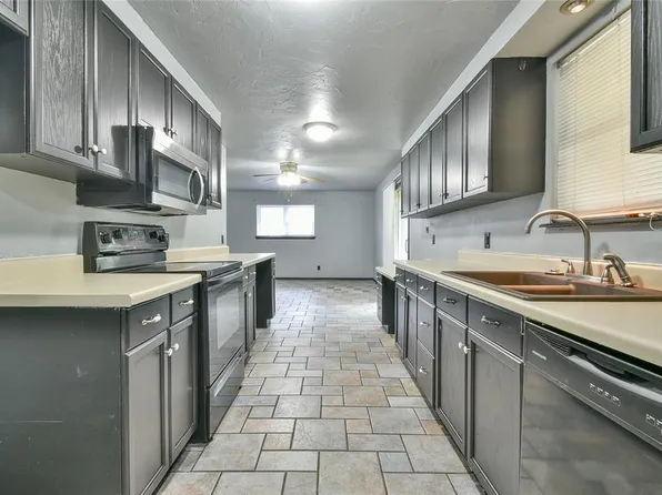 3900 Overland Dr, Del City, OK 73115