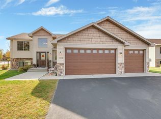 1014 Waters Edge Cir, Avon, MN 56310