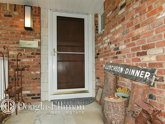 3rd image of 82 Soundview Dr