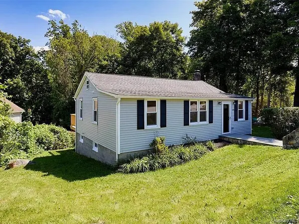 27 Brewster Dr, Carmel, NY 10512