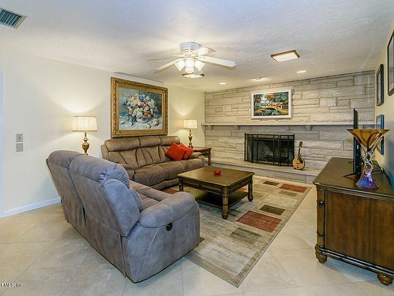 3rd image of 6418 Whispering Oaks Dr