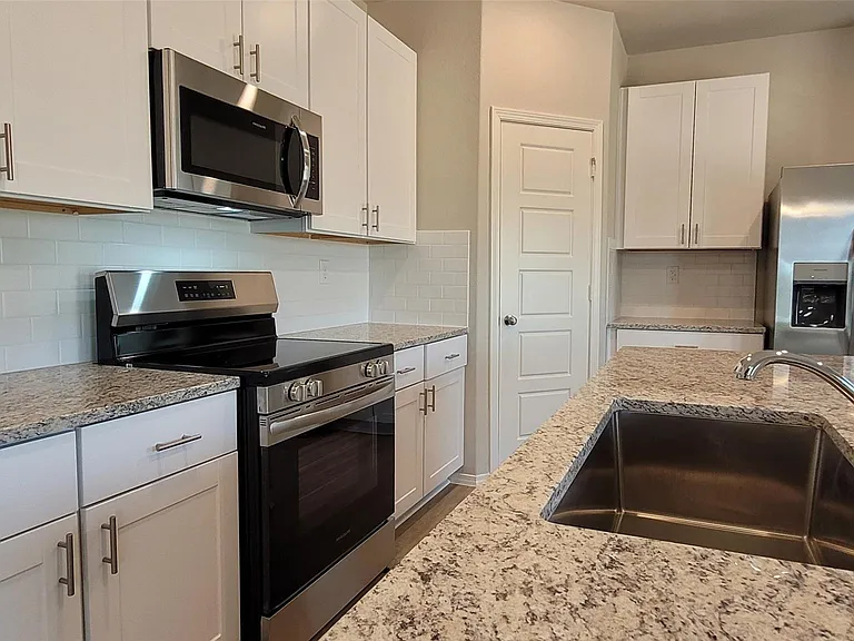 526 Dalloway St — Photo 12