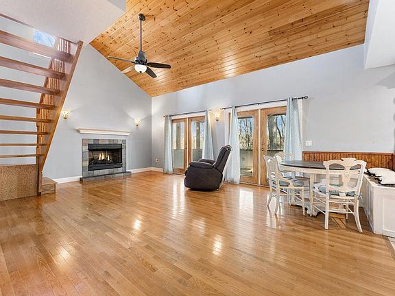 5th image of 233 Chestnut Dr