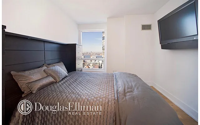 Rented by Douglas Elliman | media 15