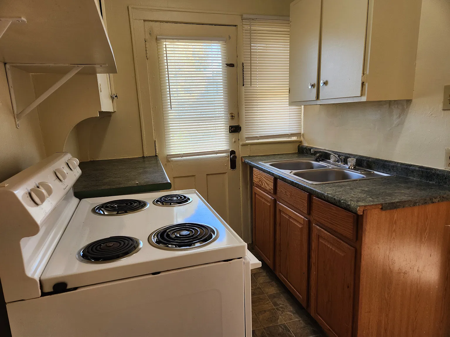 2 bed, 1000 sqft, $1,100 — Photo 4