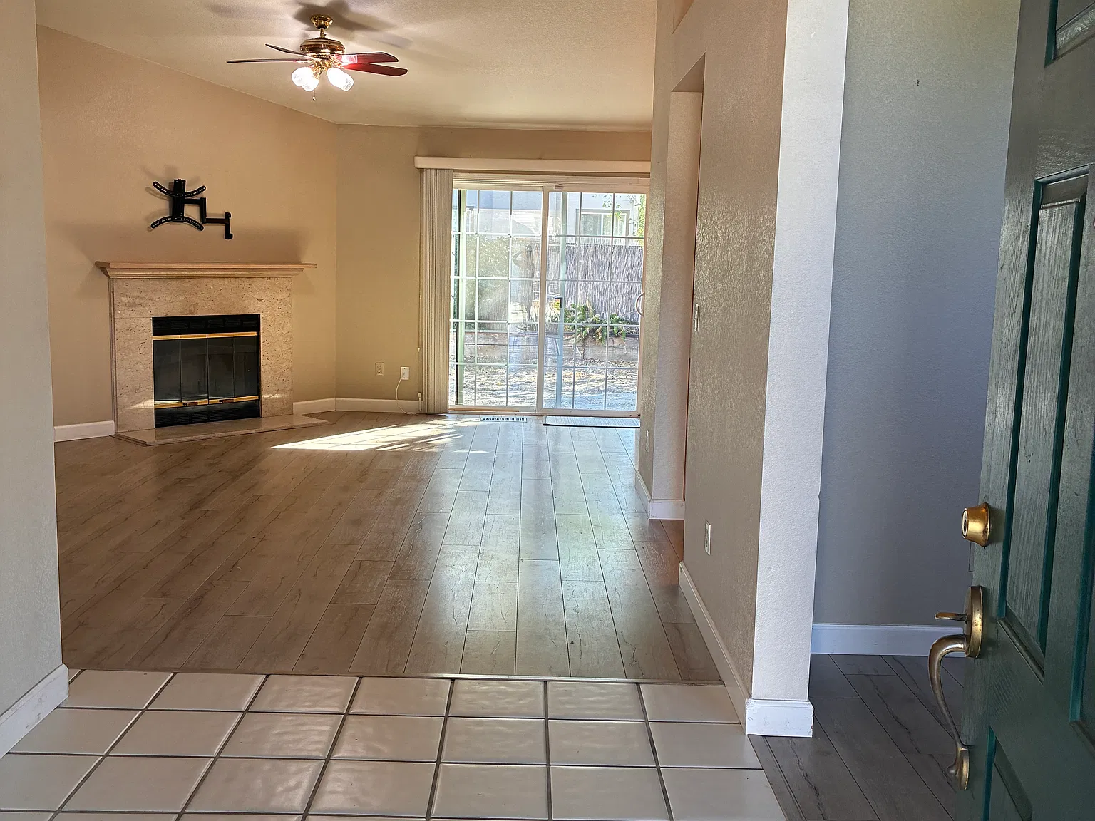 3 bed, 1372 sqft, $3,200 — Photo 3