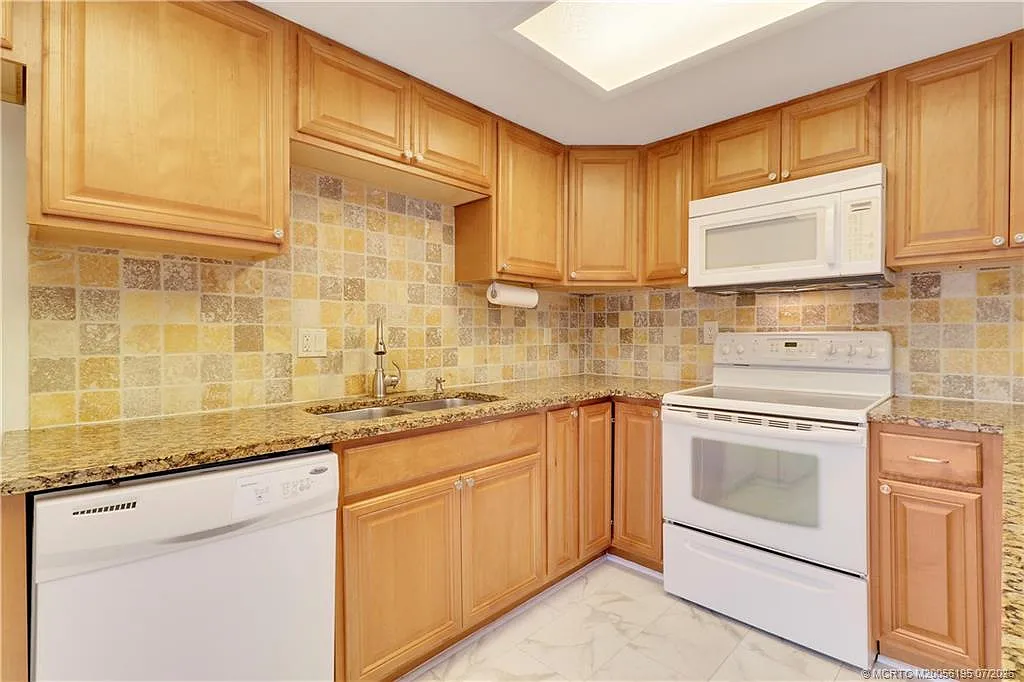 2 bed, 2.5 bath, 1400 sqft, $2,000 — Photo 4