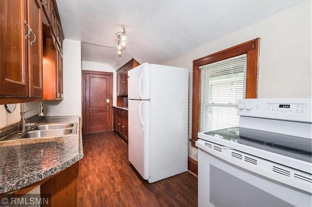 2 bed, 1113 sqft, $1,800 — Photo 3