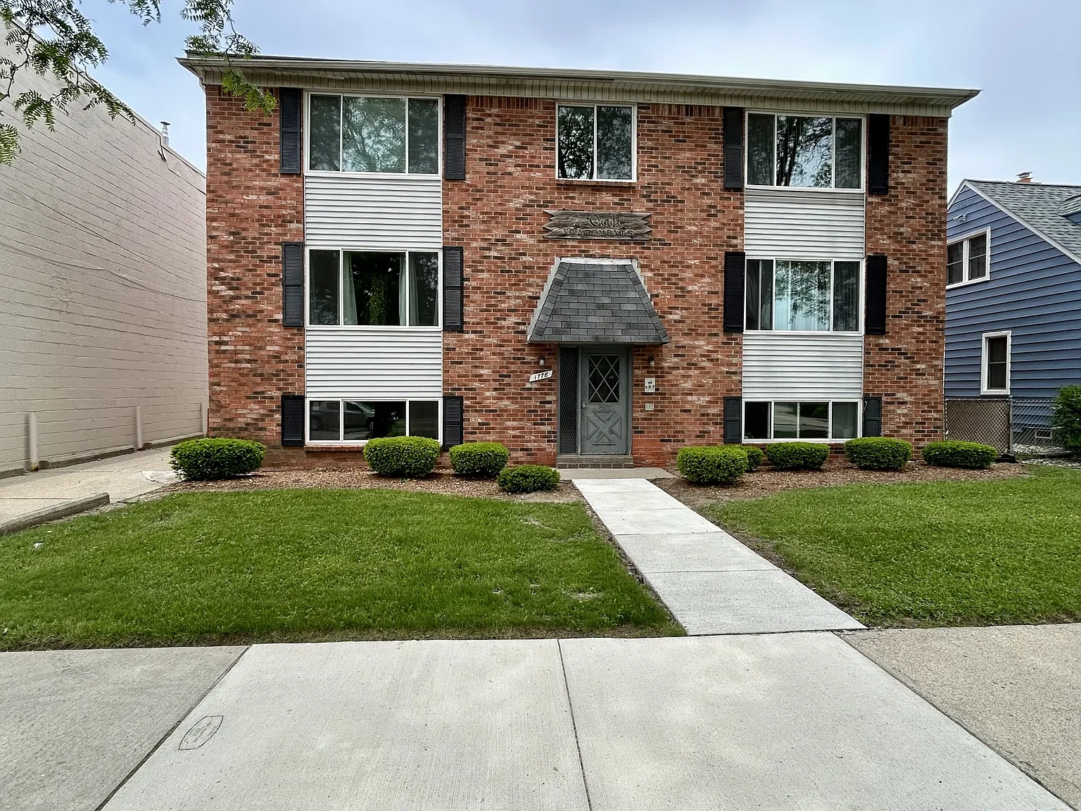 1778 Oak Apartments — Photo 2
