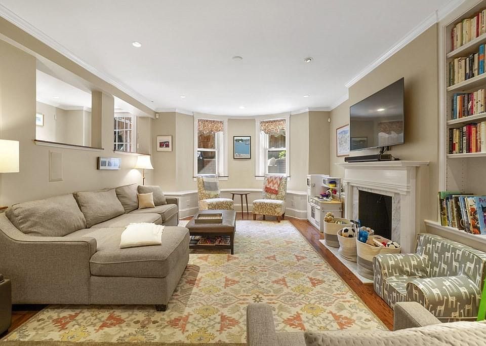 1st image of 124 Pembroke St #1