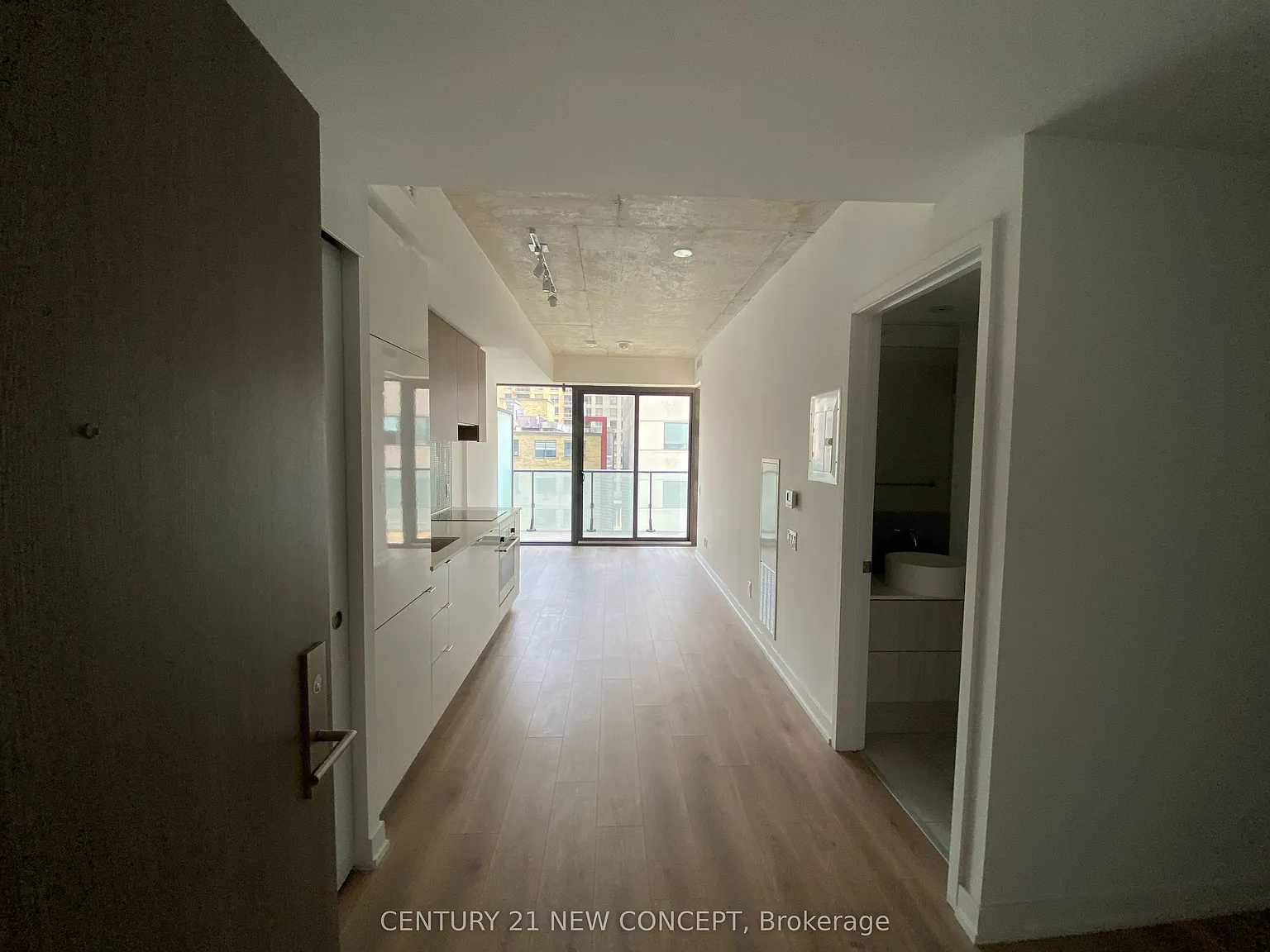 150 Redpath Condos — Photo 4