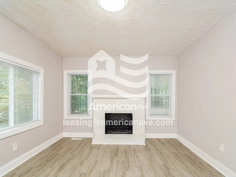 1041945_002_wm_-_living_room_13155876.jpg