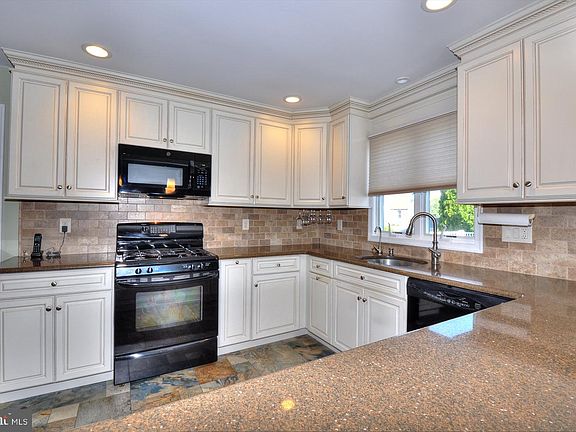 5th image of 19 Centerboard Dr