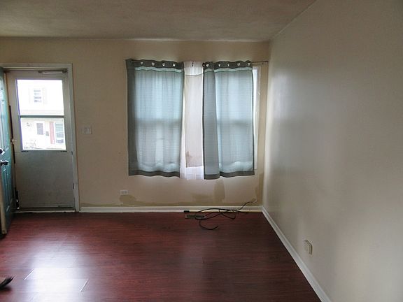 3rd image of 1811 Jamestown Cir