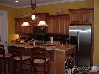 Bright kitchen w/granite countertops