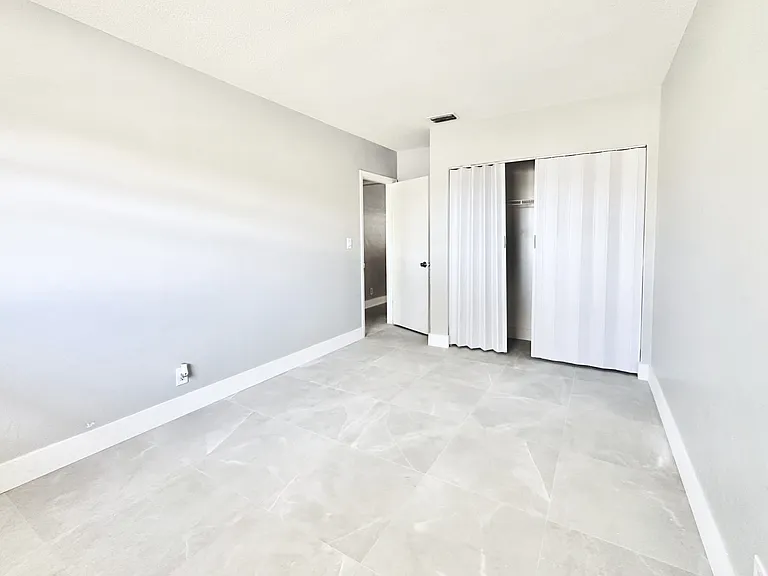 1007 W Prospect Rd — Photo 10