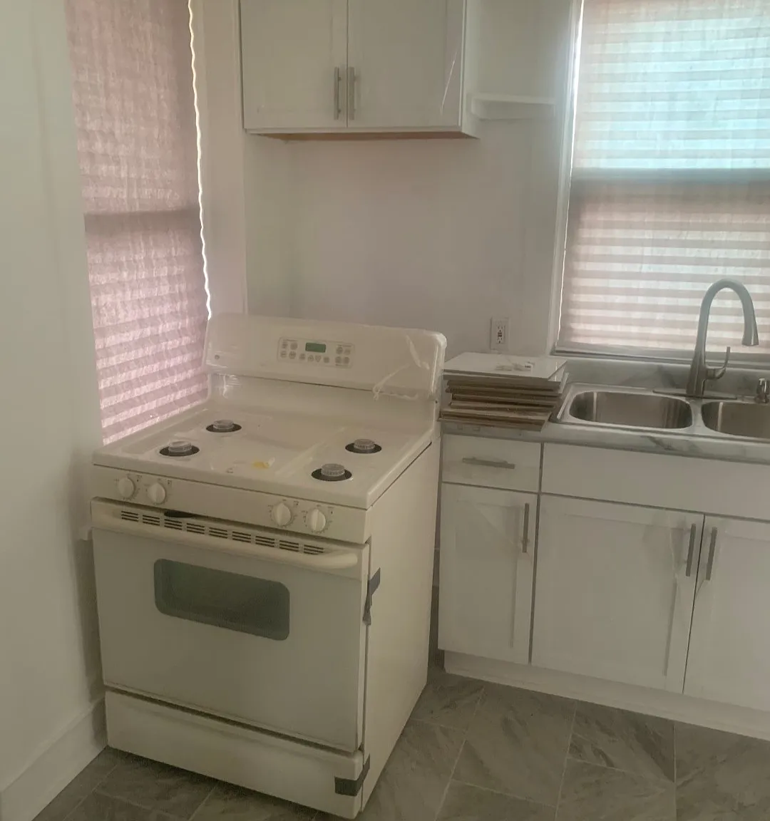 4 bed, $1,950 — Photo 1