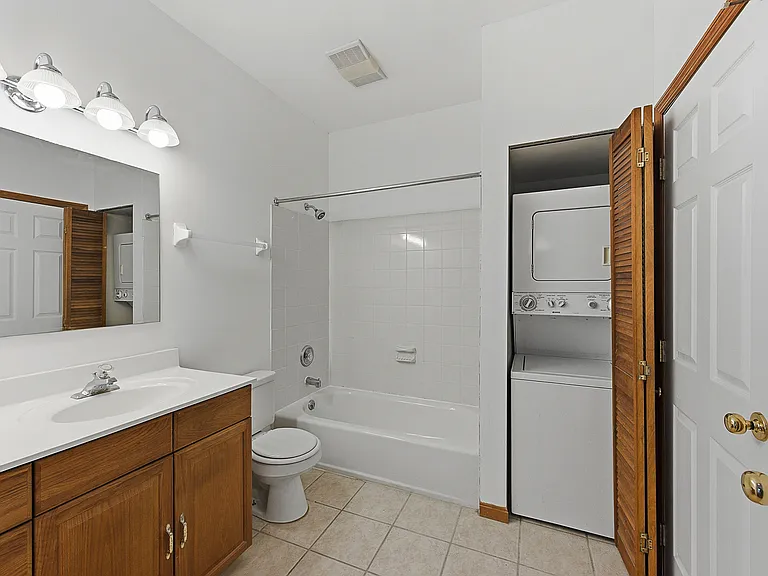 944 Summit Ave #1 — Photo 9