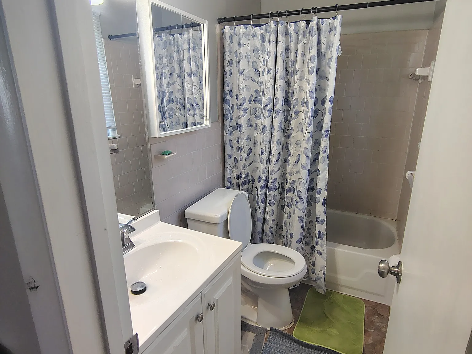3 bed, 1400 sqft, $900 — Photo 2