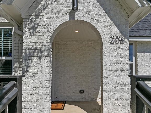 5th image of 206 N Locust Ave