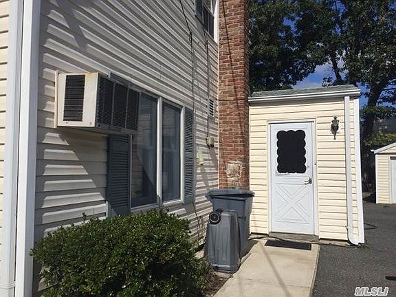 2nd image of 28 Park Cir N