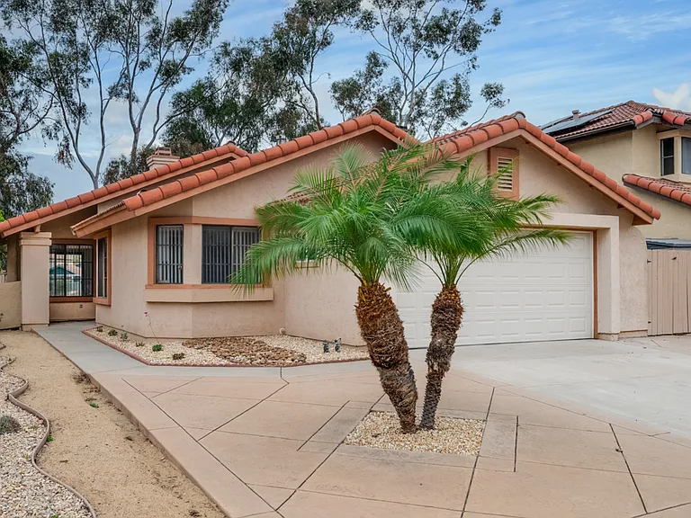 1090 Winding Oak Dr — Photo 1