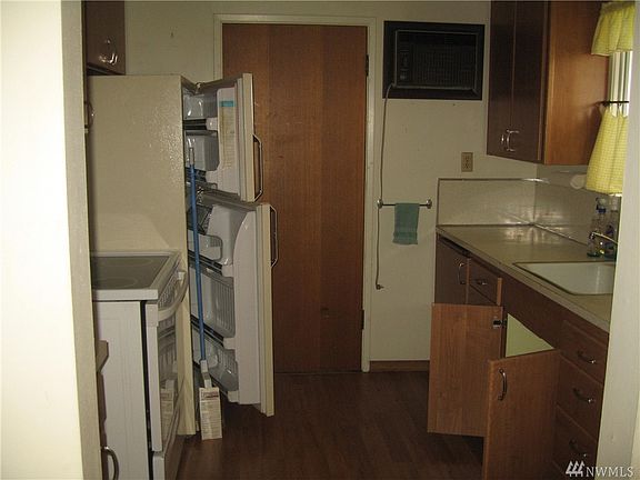 2nd image of 117 H St SE