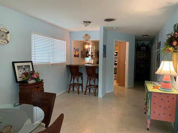 5th image of 416 E Strawbridge Ave #1