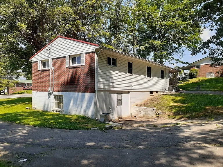 707 S McCrary St — Photo 3