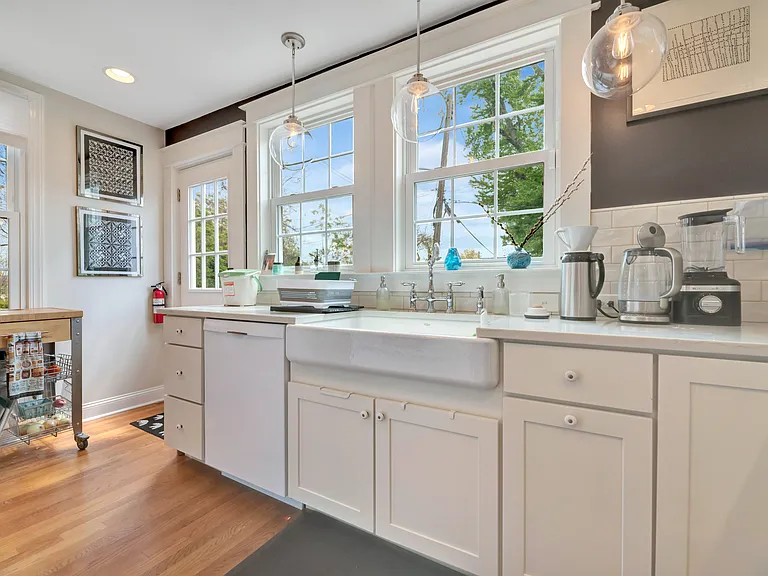 613 Girard St NE — Photo 4
