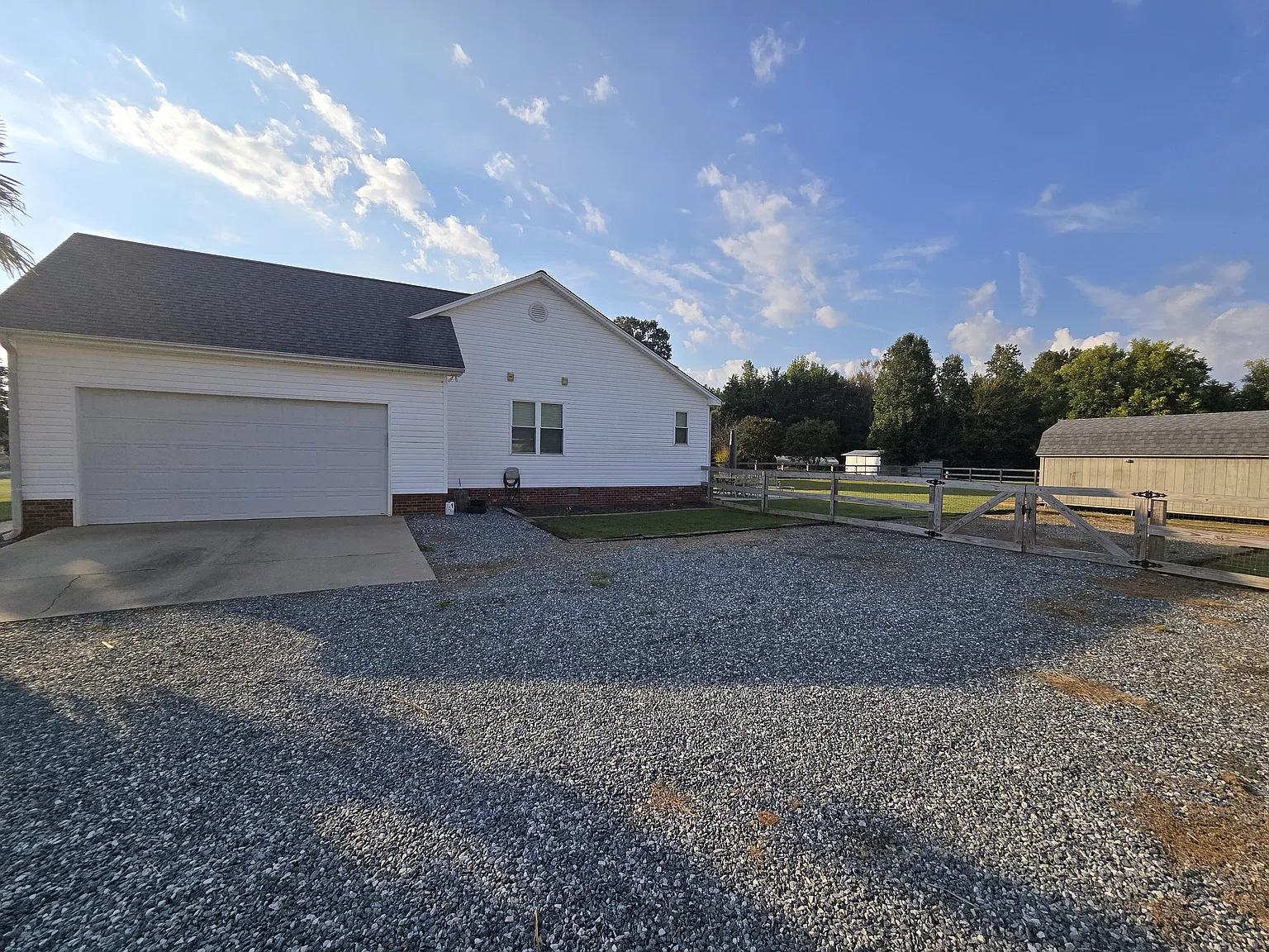 3 bed, 1350 sqft, $2,100 — Photo 4