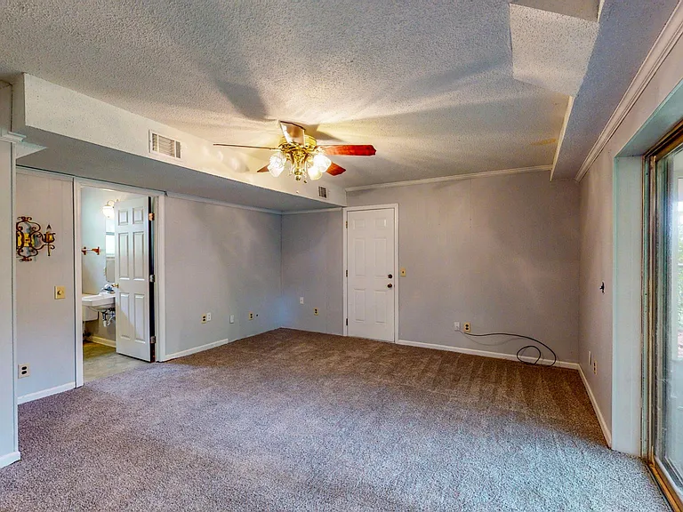 916 Huntington Cir — Photo 21