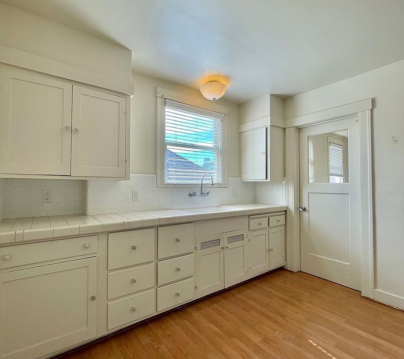 1st image of 155 Gifford Ave #3