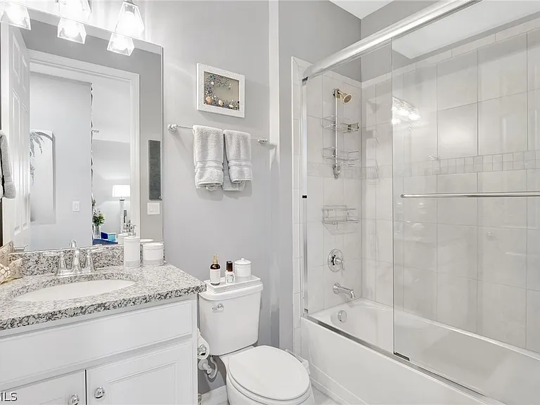 10908 Clarendon St — Photo 24