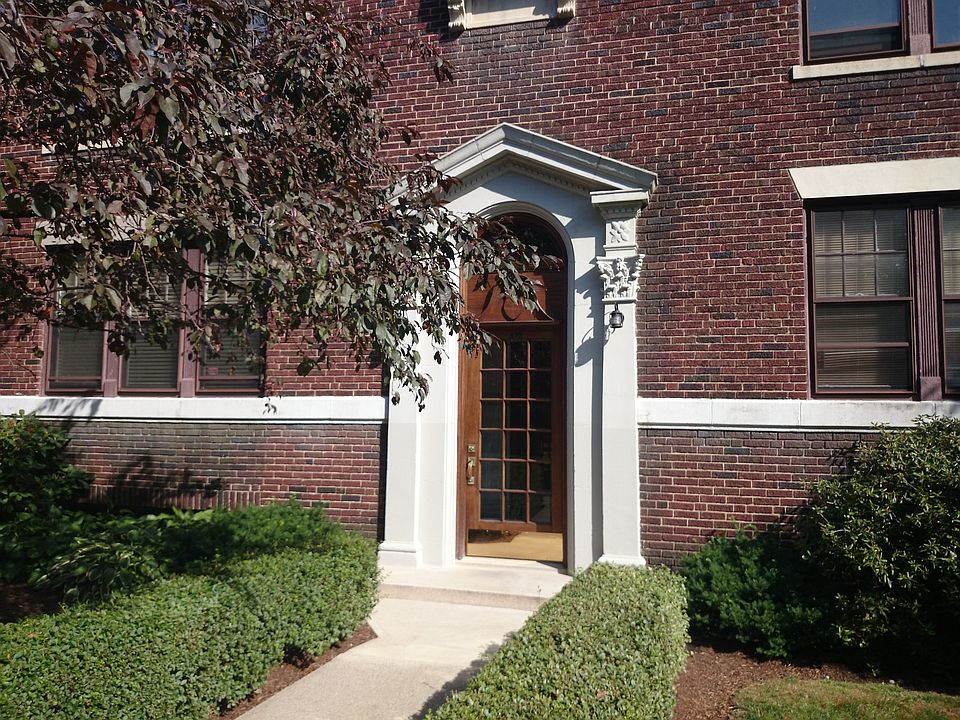 2nd image of 423 Washington St APT 2