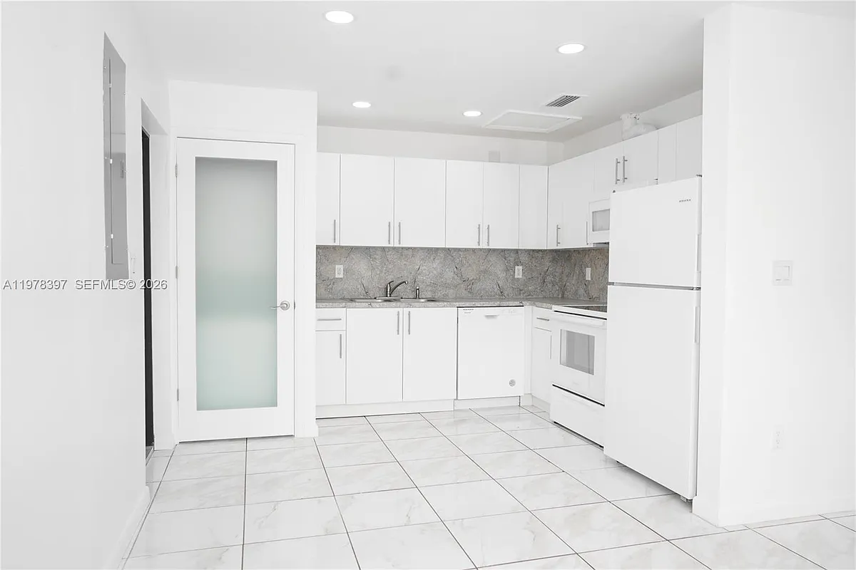 Building Photo - 3423 SW 3rd St #1