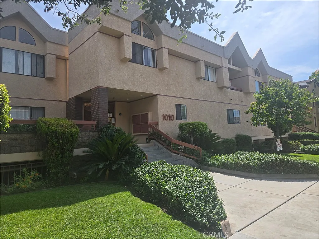 2 bed, 900 sqft, $2,680 — Photo 1