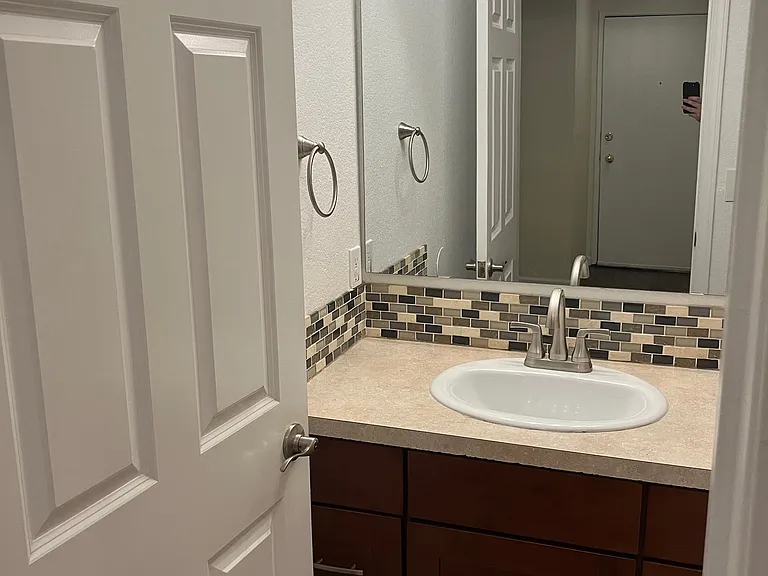 Heatherstone Park Apartments — Photo 34