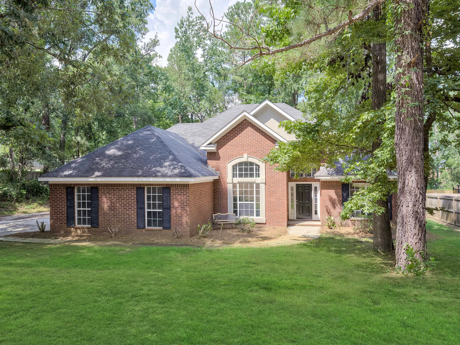 6 bed, 2.5 bath, 2748 sqft, $2,495 — Photo 2