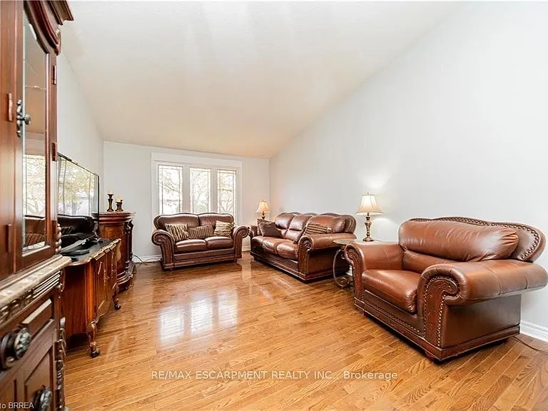 43 Kanata Cres #UPPER — Photo 7