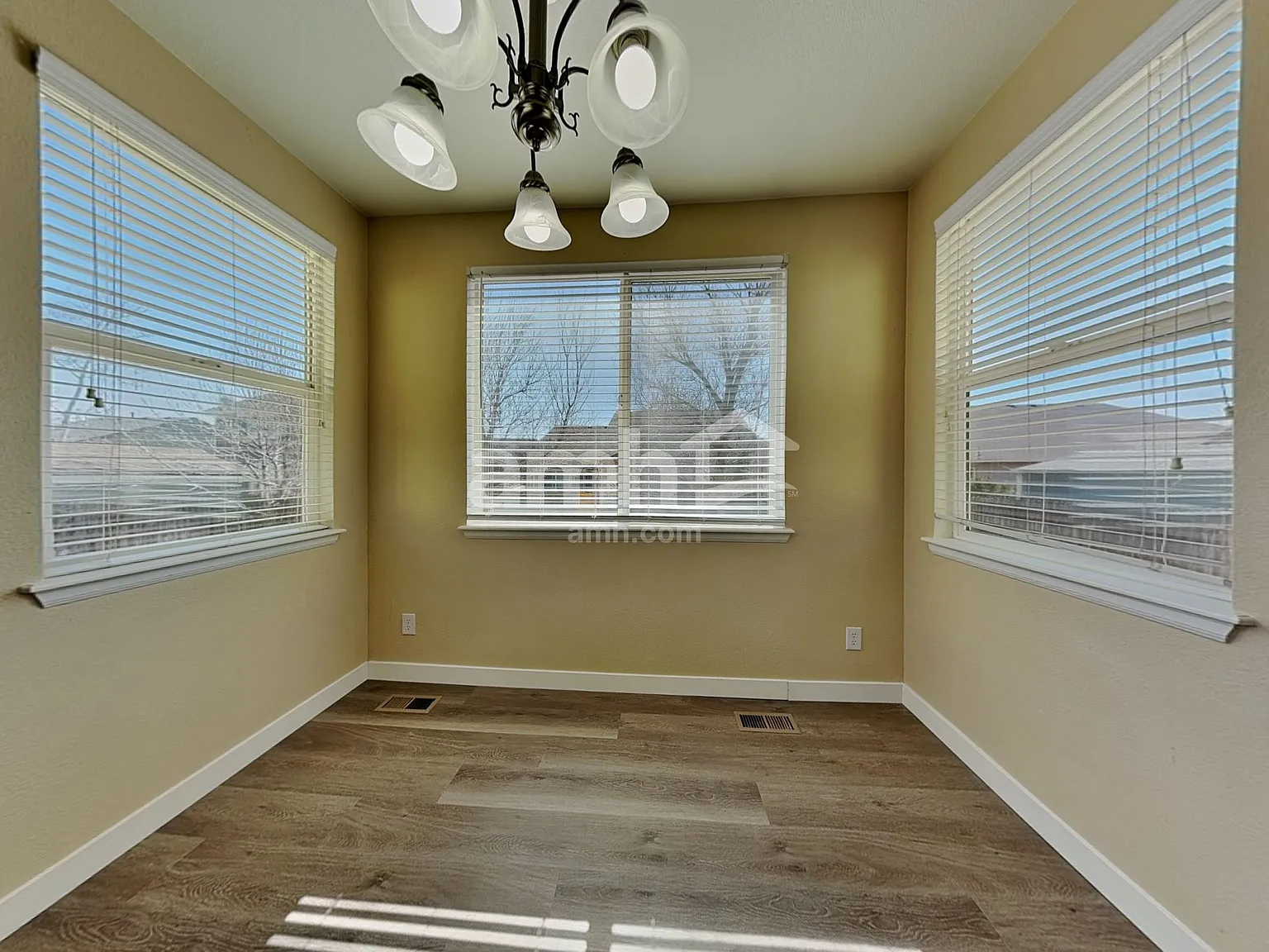 4 bed, 2.5 bath, 2363 sqft, $3,250 — Photo 4