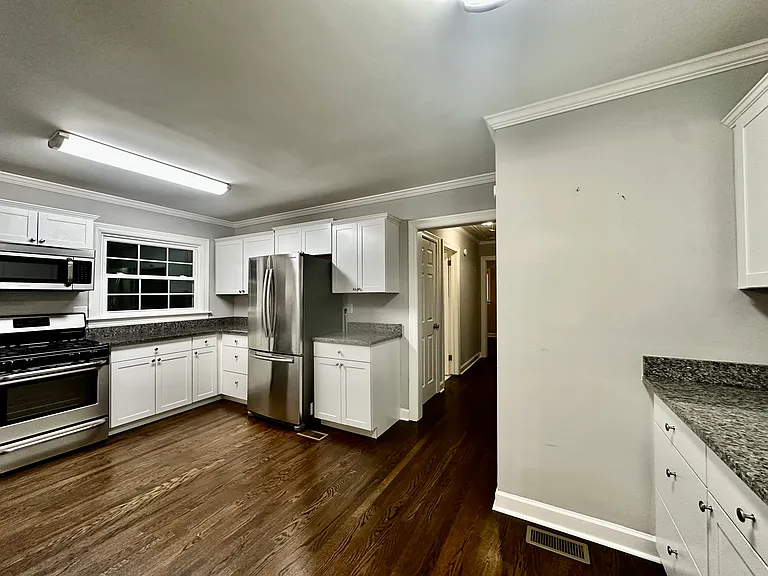 710 Neil St — Photo 9