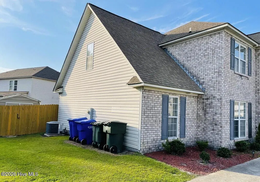 3 bed, 4.0 bath, $1,900 — Photo 3