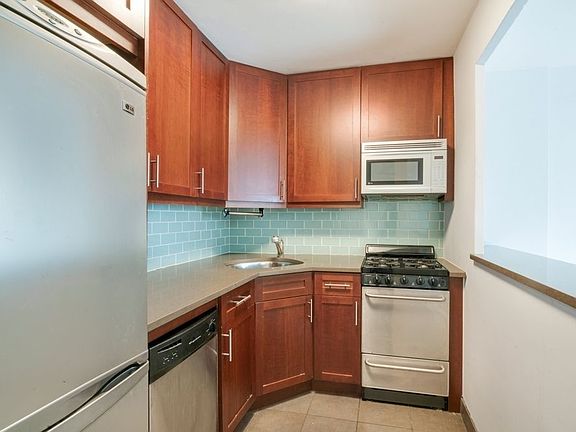 3rd image of 10 W 15th St APT 1126